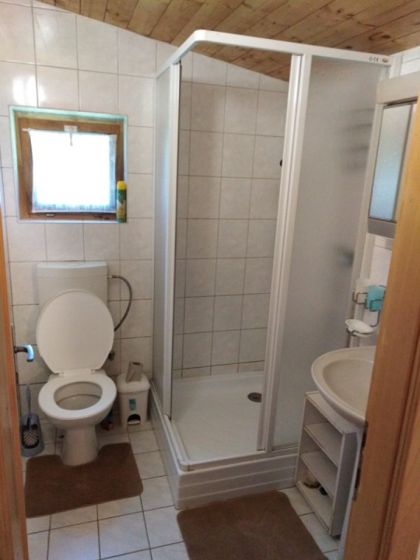 CHATA NA BŘEHU RYBNÍKA