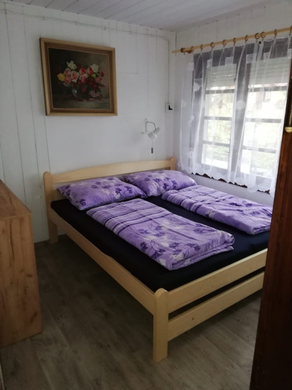 CHATA NA BŘEHU RYBNÍKA