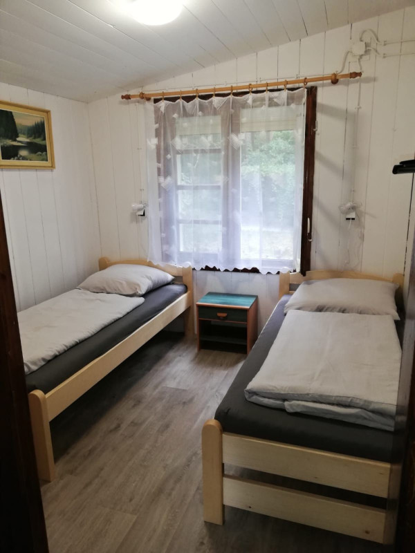 CHATA NA BŘEHU RYBNÍKA