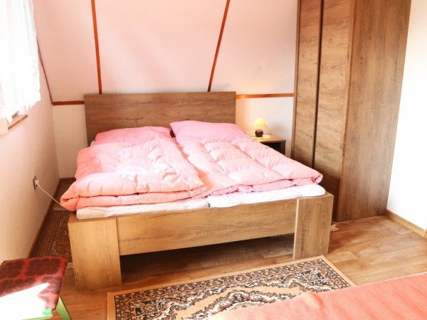 CHATA K PRONÁJMU U RYBNÍKA