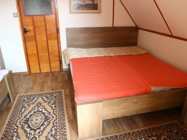 CHATA K PRONÁJMU U RYBNÍKA