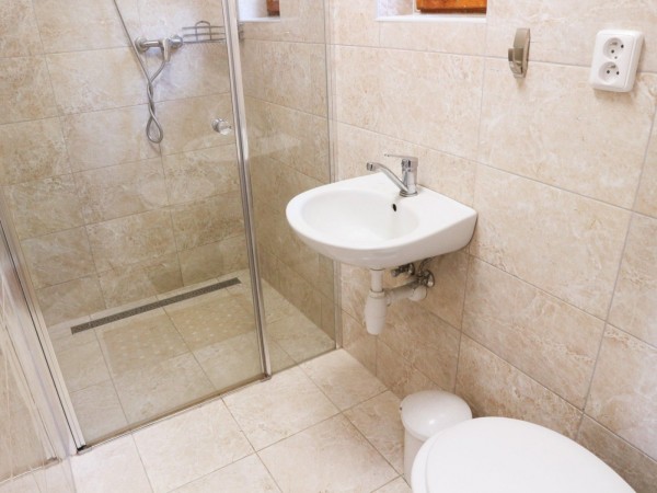 CHATA K PRONÁJMU U RYBNÍKA