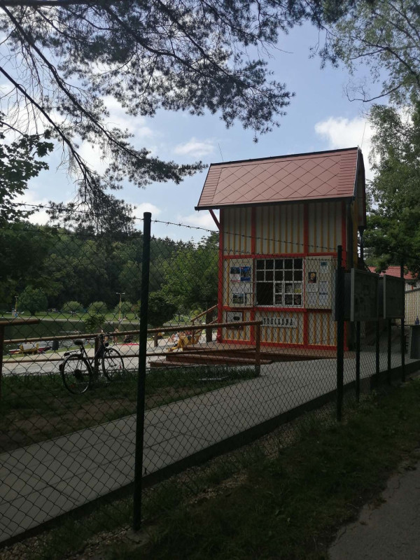 CHATA K PRONAJMUTÍ U KOUPALIŠTĚ