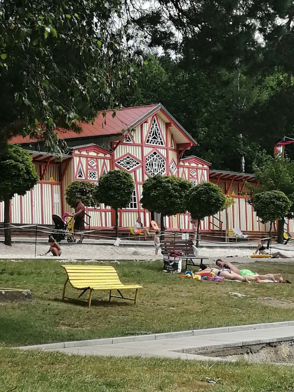 CHATA K PRONAJMUTÍ U KOUPALIŠTĚ