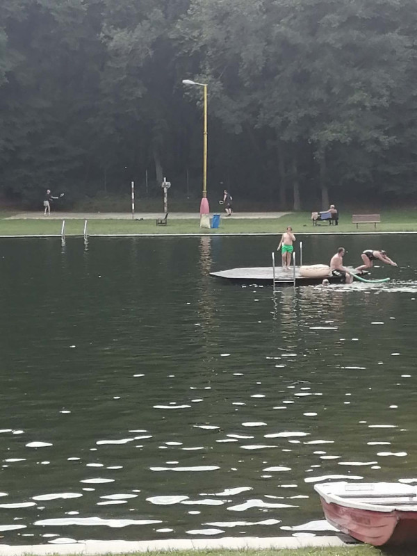 CHATA K PRONAJMUTÍ U KOUPALIŠTĚ