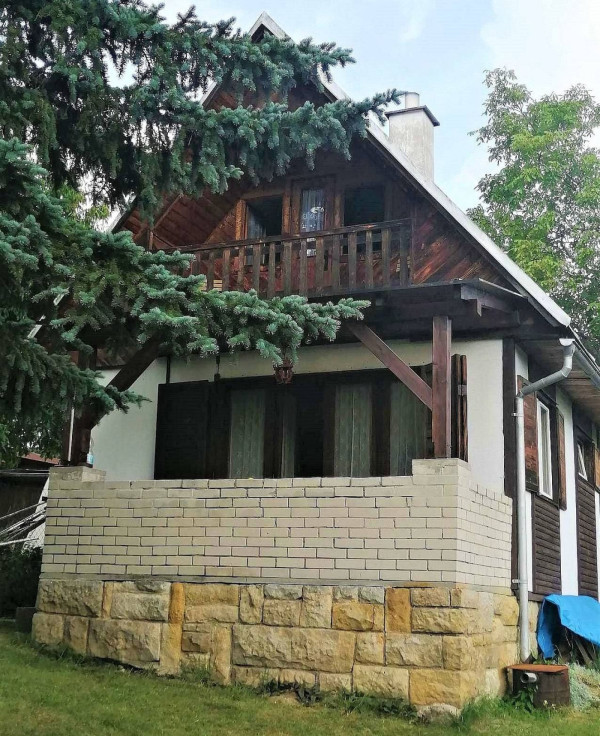 CHATA K PRONAJMUTÍ U KOUPALIŠTĚ