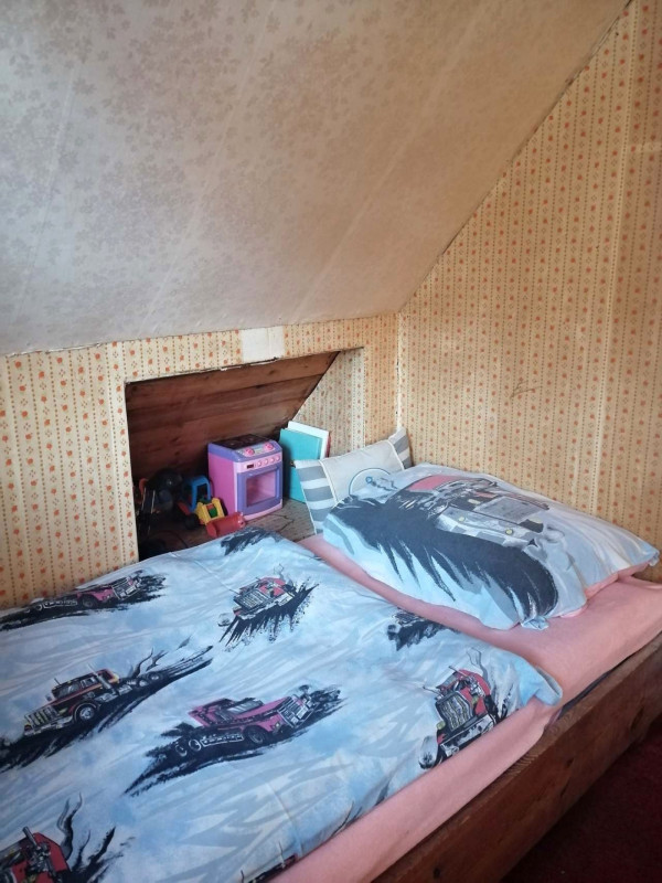 CHATA K PRONAJMUTÍ U KOUPALIŠTĚ