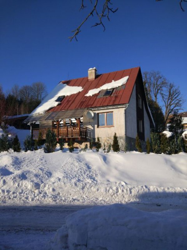 CHALUPA U SKIAREÁLU V KRKONOŠÍCH