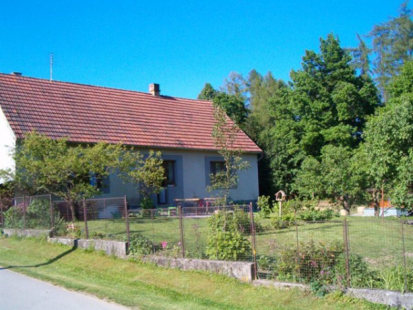 CHALUPA S BAZÉNEM V JIŽNÍCH ČECHÁCH