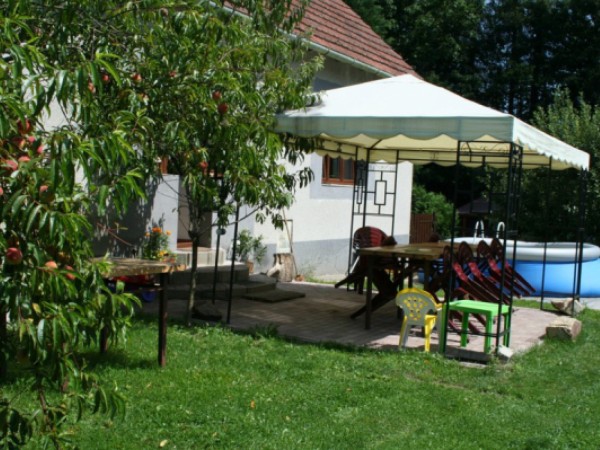 CHALUPA S BAZÉNEM V JIŽNÍCH ČECHÁCH