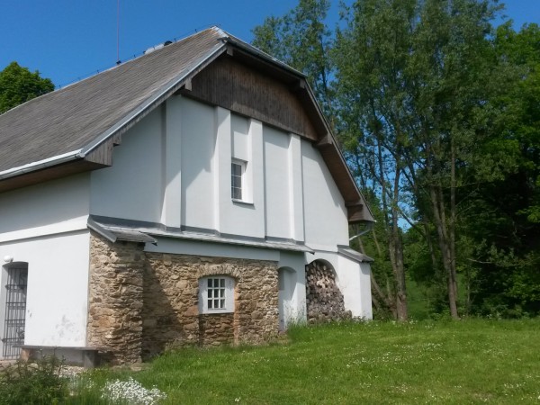 CHALUPA K PRONAJMUTÍ NA SAMOTĚ S VÍŘIVKOU