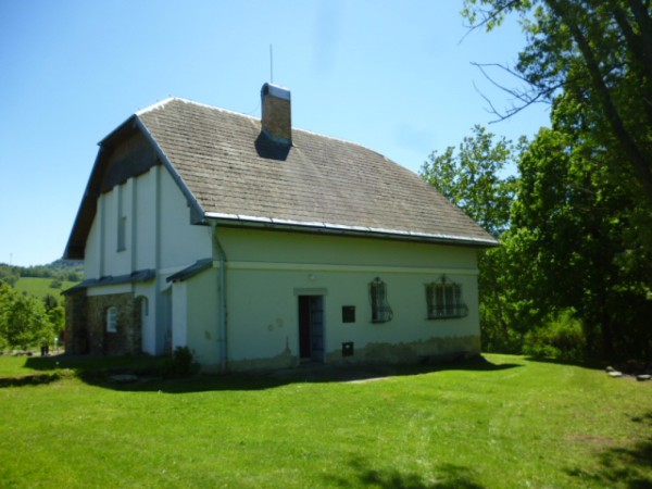 CHALUPA K PRONAJMUTÍ NA SAMOTĚ S VÍŘIVKOU