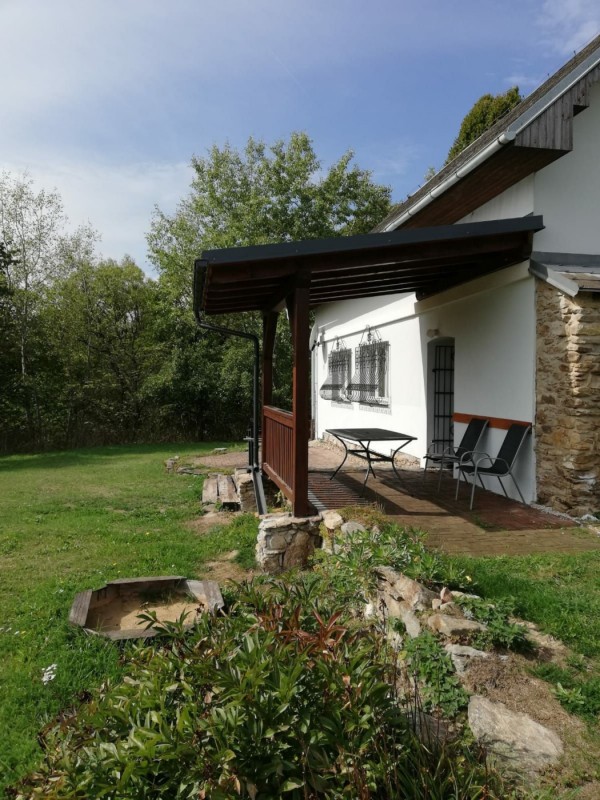 CHALUPA K PRONAJMUTÍ NA SAMOTĚ S VÍŘIVKOU