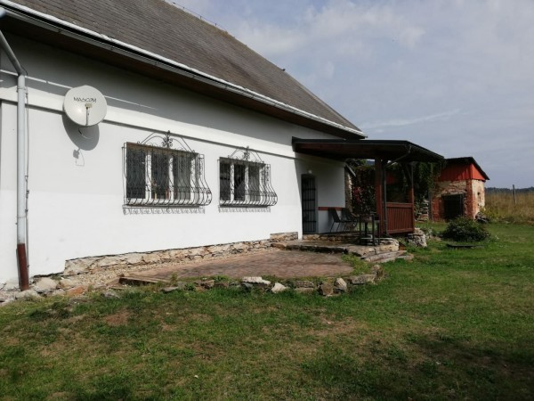 CHALUPA K PRONAJMUTÍ NA SAMOTĚ S VÍŘIVKOU