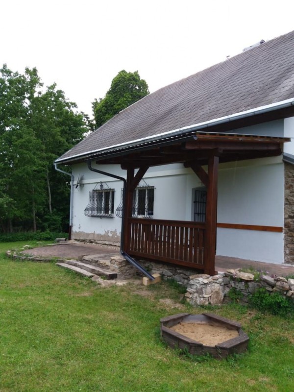 CHALUPA K PRONAJMUTÍ NA SAMOTĚ S VÍŘIVKOU