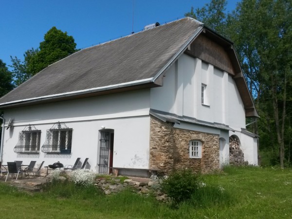 CHALUPA K PRONAJMUTÍ NA SAMOTĚ S VÍŘIVKOU