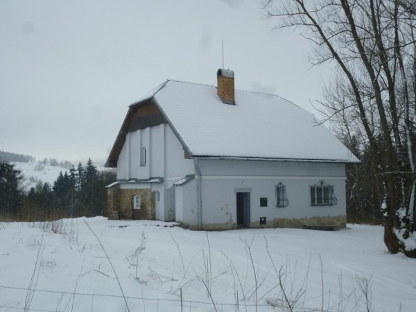 CHALUPA K PRONAJMUTÍ NA SAMOTĚ S VÍŘIVKOU