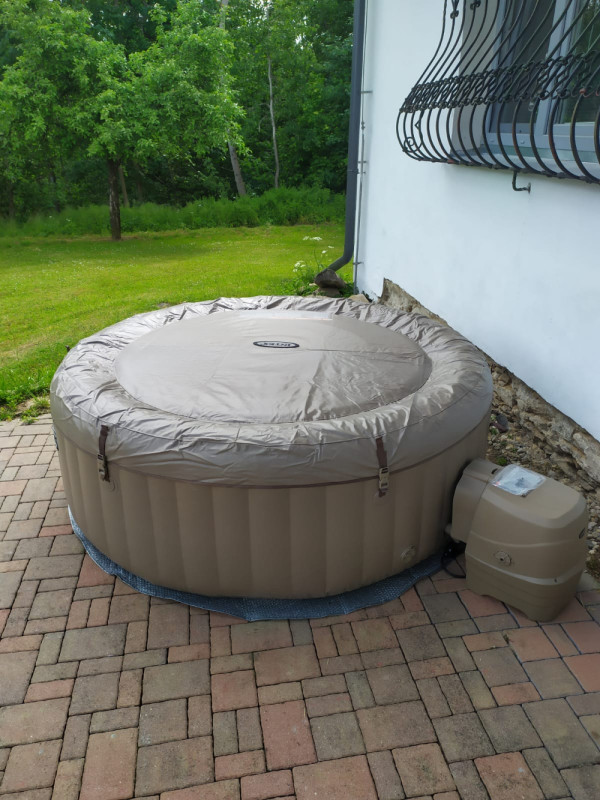 CHALUPA K PRONAJMUTÍ NA SAMOTĚ S VÍŘIVKOU