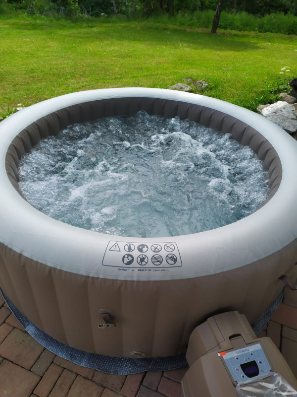 CHALUPA K PRONAJMUTÍ NA SAMOTĚ S VÍŘIVKOU