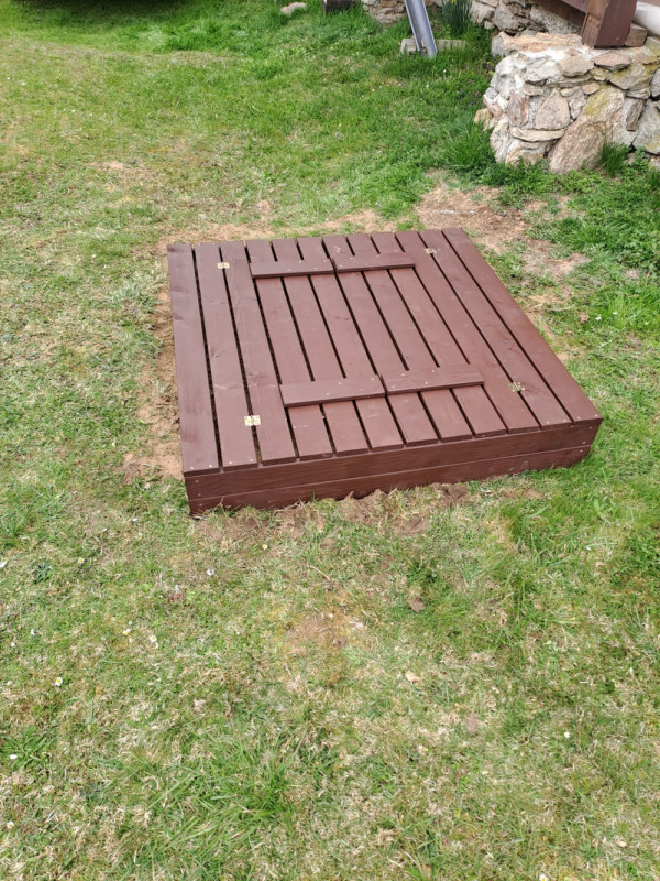 CHALUPA K PRONAJMUTÍ NA SAMOTĚ S VÍŘIVKOU