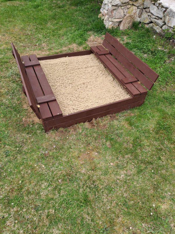 CHALUPA K PRONAJMUTÍ NA SAMOTĚ S VÍŘIVKOU