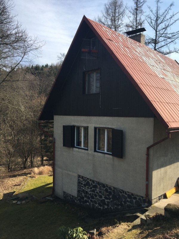 CHATA K PRONÁJMU U KOUPALIŠTĚ
