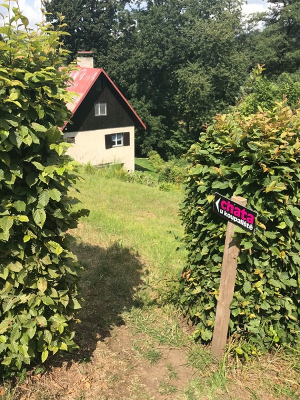 CHATA K PRONÁJMU U KOUPALIŠTĚ