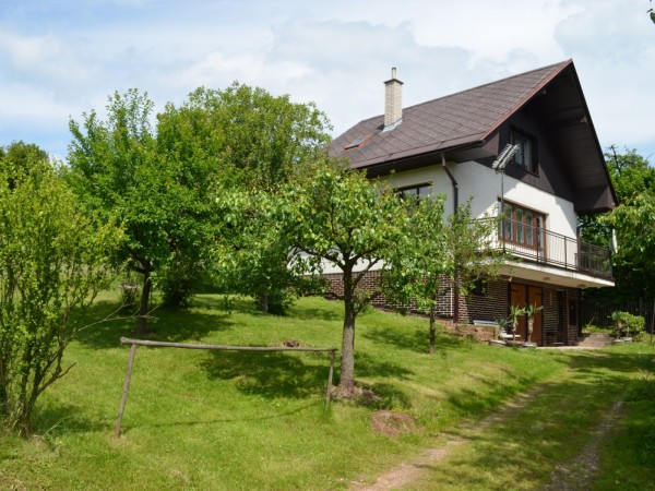 CHATA V ČESKÉM RÁJI BLÍZKO KOUPALIŠTĚ