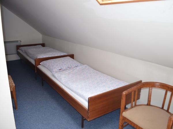 CHATA V ČESKÉM RÁJI BLÍZKO KOUPALIŠTĚ