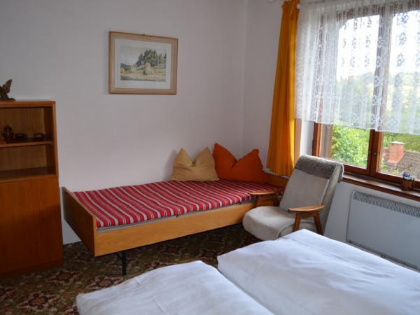 CHATA V ČESKÉM RÁJI BLÍZKO KOUPALIŠTĚ