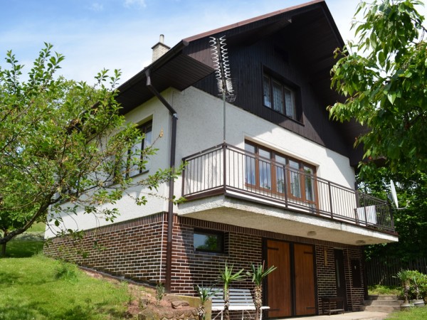 CHATA V ČESKÉM RÁJI BLÍZKO KOUPALIŠTĚ