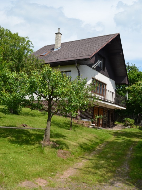 CHATA V ČESKÉM RÁJI BLÍZKO KOUPALIŠTĚ