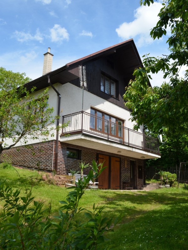 CHATA V ČESKÉM RÁJI BLÍZKO KOUPALIŠTĚ