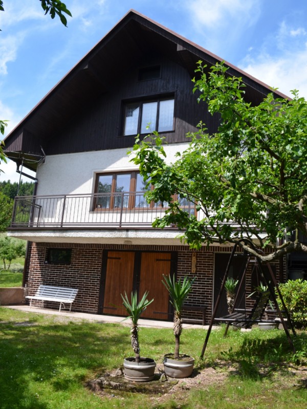 CHATA V ČESKÉM RÁJI BLÍZKO KOUPALIŠTĚ