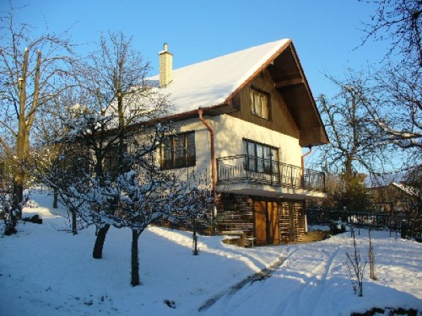 CHATA V ČESKÉM RÁJI BLÍZKO KOUPALIŠTĚ