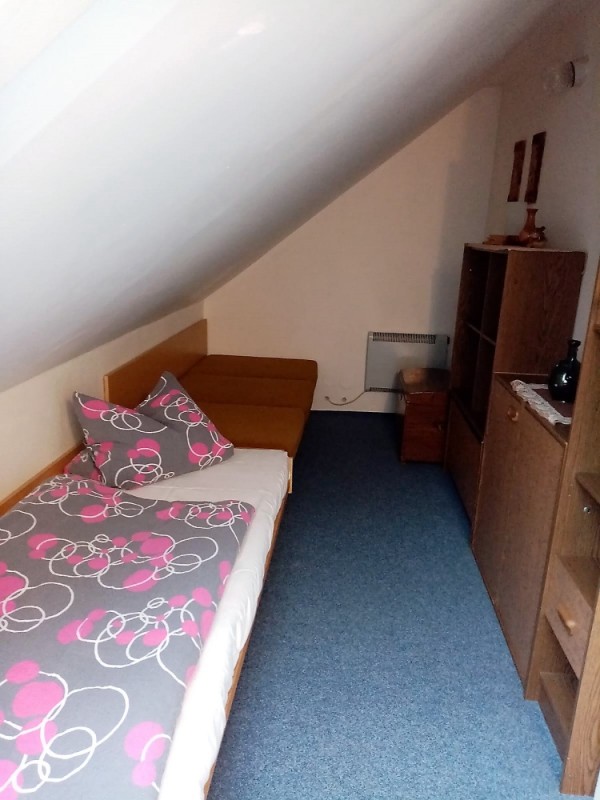 CHATA V ČESKÉM RÁJI BLÍZKO KOUPALIŠTĚ