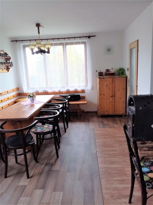 CHATA V ČESKÉM RÁJI BLÍZKO KOUPALIŠTĚ