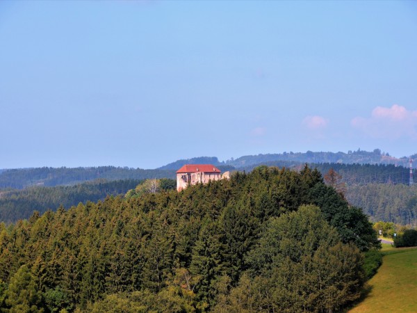 CHATA V ČESKÉM RÁJI BLÍZKO KOUPALIŠTĚ