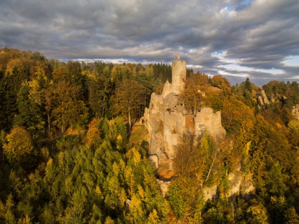 CHATA V ČESKÉM RÁJI BLÍZKO KOUPALIŠTĚ