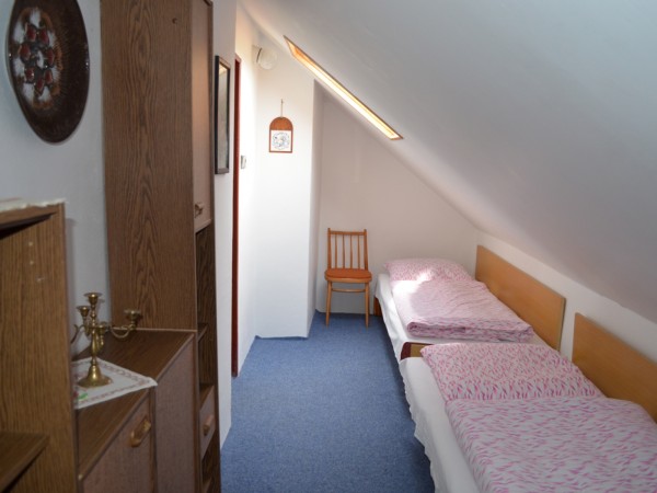 CHATA V ČESKÉM RÁJI BLÍZKO KOUPALIŠTĚ