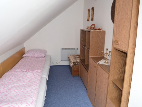 CHATA V ČESKÉM RÁJI BLÍZKO KOUPALIŠTĚ