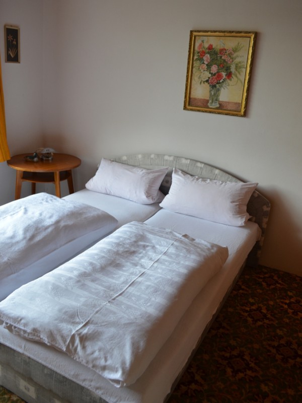 CHATA V ČESKÉM RÁJI BLÍZKO KOUPALIŠTĚ