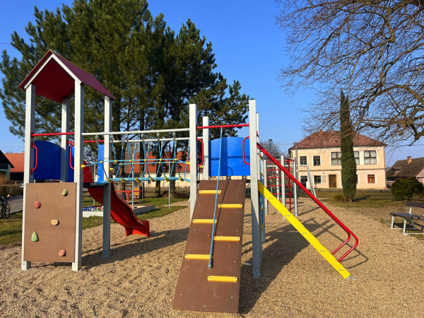 CHALUPA PRO RODINY S DĚTMI S BAZÉNKEM