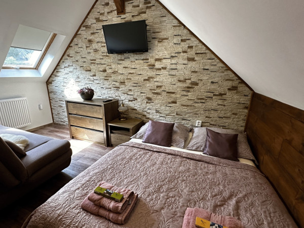 PRONÁJEM WELLNESS CHALUPY S BAZÉNEM, VÍŘIVKOU A SAUNOU