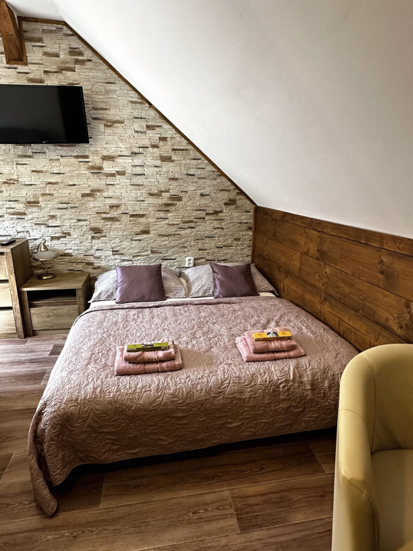 PRONÁJEM WELLNESS CHALUPY S BAZÉNEM, VÍŘIVKOU A SAUNOU