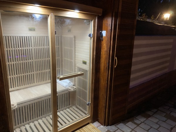 PRONÁJEM WELLNESS CHALUPY S BAZÉNEM, VÍŘIVKOU A SAUNOU