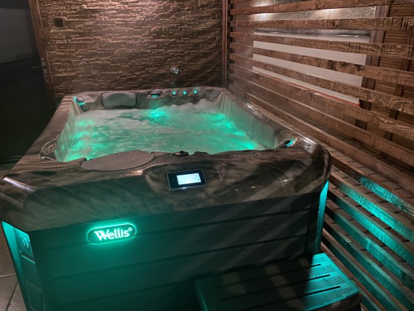 PRONÁJEM WELLNESS CHALUPY S BAZÉNEM, VÍŘIVKOU A SAUNOU