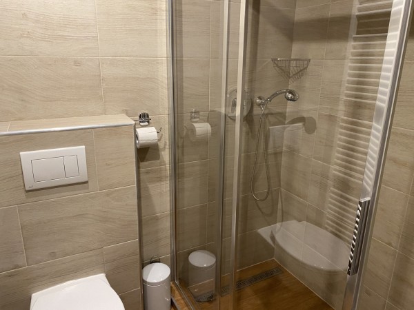 PRONÁJEM WELLNESS CHALUPY S BAZÉNEM, VÍŘIVKOU A SAUNOU