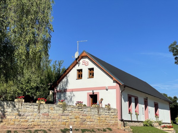 PRONÁJEM WELLNESS CHALUPY S BAZÉNEM, VÍŘIVKOU A SAUNOU