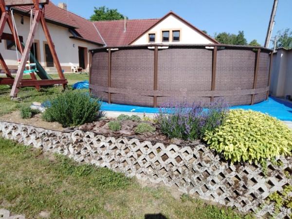 CHALUPA S BAZÉNEM V JIŽNÍCH ČECHÁCH